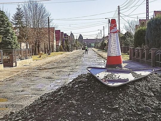 Połowiczny remont ulic w Zawadzkiem. "Dziury są gigantyczne"