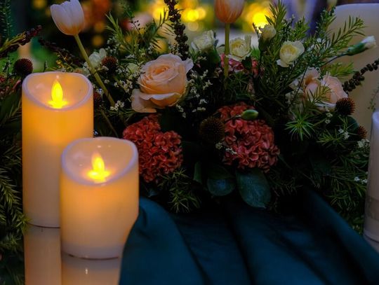 Pomysł na piękny stroik nagrobny – jak go wykonać samemu?