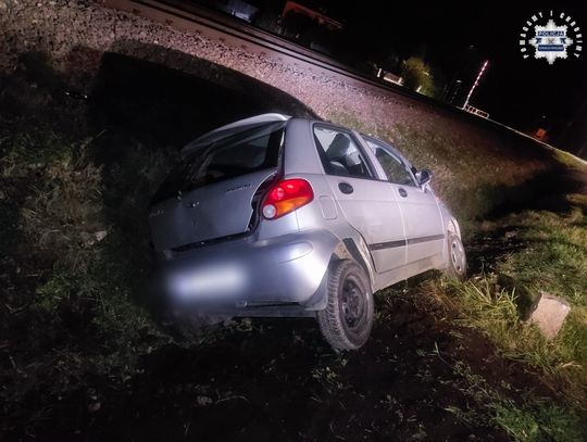 Miał tylko wyjąć wędki. 23-latek bez prawa jazdy skończył jazdę w rowie