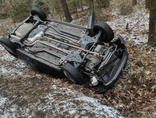 Poranny śnieg zaskoczył kierowców. 28-latek podróż zakończył w rowie