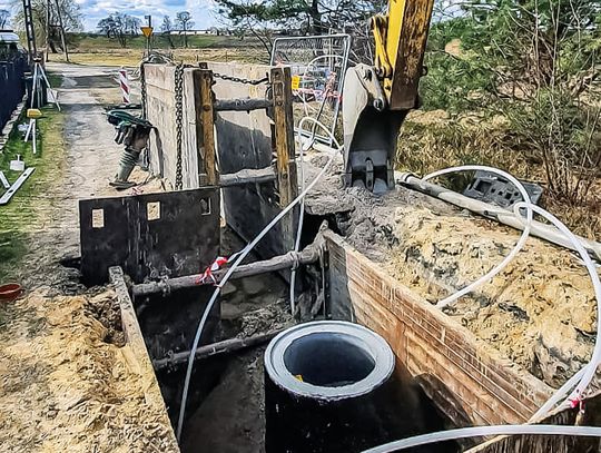 Postępują prace nad budową kanalizacji w Kielczy. Kiedy koniec inwestycji?