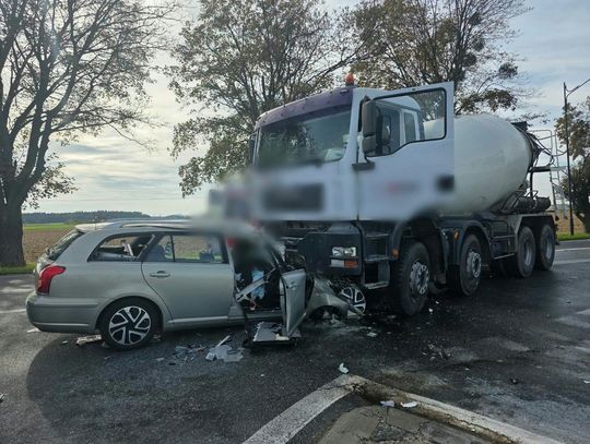 Osobówka zderzyła się z betonowozem na DK94. Kierowca ciężko ranny