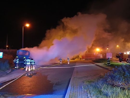 Pożar autokaru na autostradzie A4. Strażacy z powiatu strzeleckiego w akcji