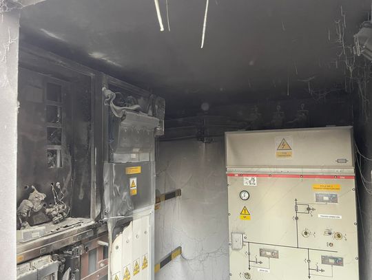 Pożar transformatora w Zawadzkiem. Strażacy musieli zamknąć drogę
