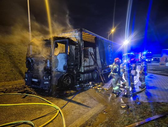 Pożar ciężarówki na MOP Wysoka. Szoferka stanęła w płomieniach