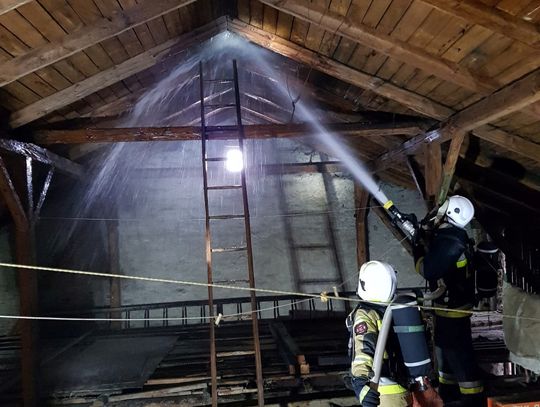 Pożar dachu domu w Kielczy. W akcji pięć zastępów straży pożarnej