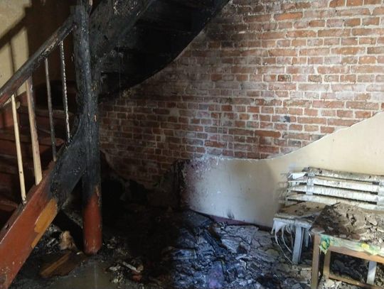 Pożar domu w Kolonowskiem. Policjant i sąsiad ewakuowali poszkodowanego