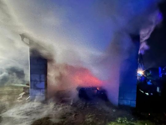 Pożar garażu w Żędowicach. Spłonęły trzy samochody Pożar garażu w Żędowicach. Spłonęły trzy samochody