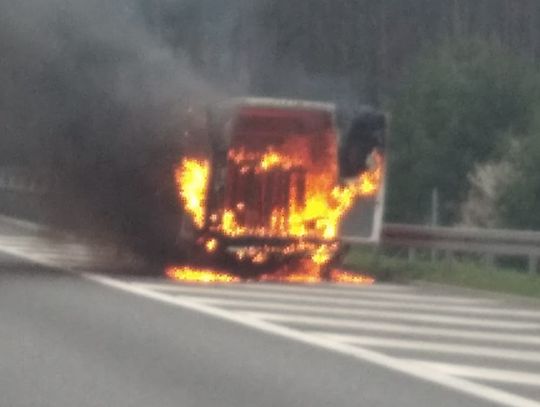 Pożar na autostradzie A4. Dostawczy mercedes doszczętnie spłonął
