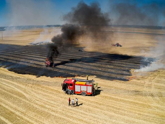 Pożar pola w Strzelcach Opolskich. Spaliła się maszyna rolnicza oraz ściernisko