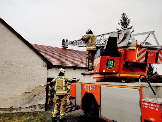 Pożar sadzy w kominie w Suchej. Reakcja strażaka pozwoliła uniknąć tragedii