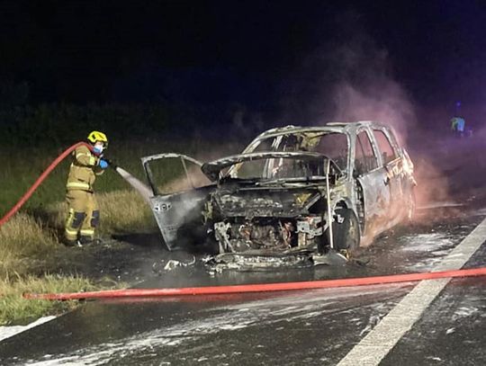 Pożar samochodu na autostradzie A4. Płomienie całkowicie go pochłonęły