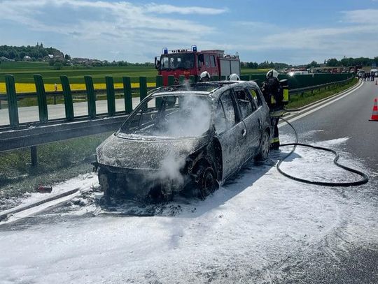 Pożar samochodu osobowego na A4. Jezdnia południowa zablokowana