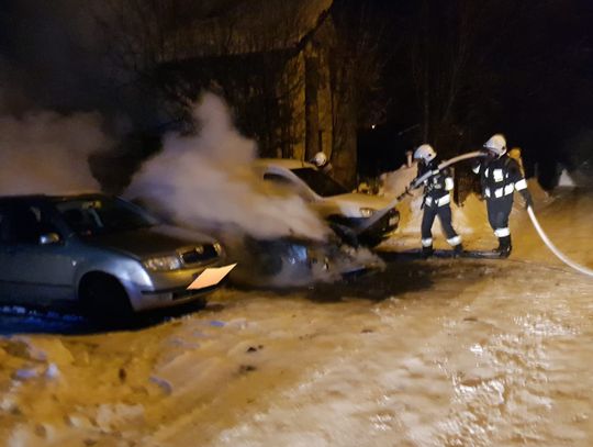 Pożar samochodu w Kielczy. Strażacy bronili dwóch innych pojazdów