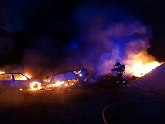 Pożar w Kielczy. Płonęły wraki samochodów