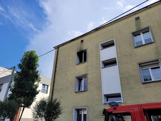 Pożar w mieszkaniu w centrum Strzelec Opolskich. 10 osób ewakuowanych