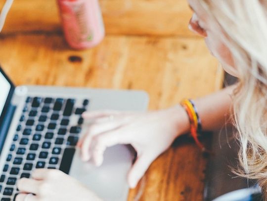 Myślała, że zarobi na oglądaniu filmików. Straciła oszczędności