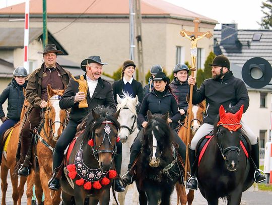 Procesja konna przyciąga do Żędowic ludzi z całej Polski Procesja konna przyciąga do Żędowic ludzi z całej Polski