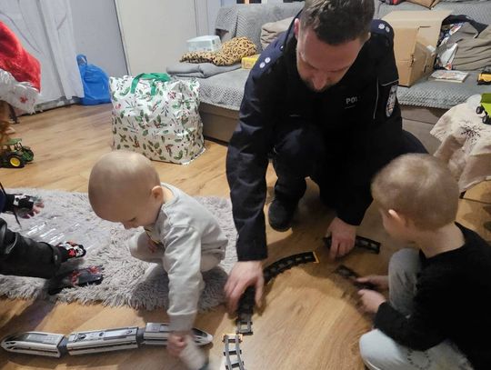 Prezenty dla potrzebujących. Mundurowi i OPS roznosili podarki