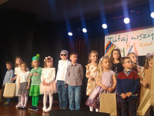 Przedszkolaki z gminy Kolonowskie zaprezentowały swoje talenty na scenie