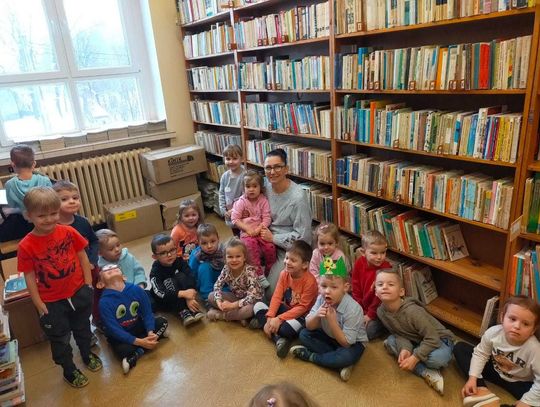 Przedszkolaki z Otmic wybrały się z wizytą do szkolnej biblioteki