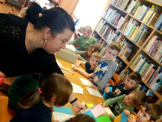 Przedszkolaki z Piotrówki z wizytą w bibliotece. To była interesująca lekcja