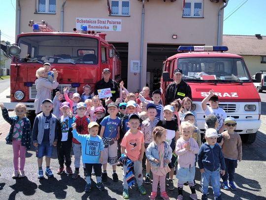 Przedszkolaki z Rozmierki odwiedziły strażaków. Tradycję pielęgnują od lat