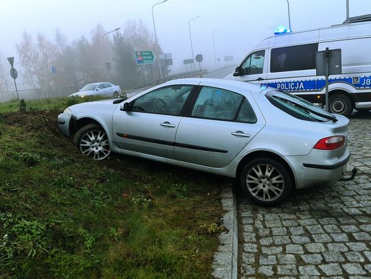 Przejażdżkę zakończyli na rondzie. Uciekli, ale nie zapomnieli o alkoholu