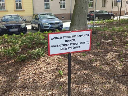 Przy wiernej rzece na pl. Żeromskiego w Strzelcach Opolskich stanęło ostrzeżenie