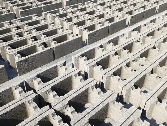 Pustaki szalunkowe czy tradycyjny fundament? Porównanie rozwiązań Pustaki szalunkowe czy tradycyjny fundament? Porównanie rozwiązań