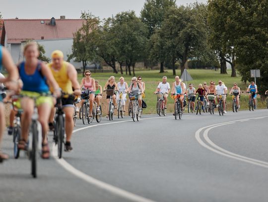 Wsiedli na rowery i pojechali szlakiem dywanów kwietnych