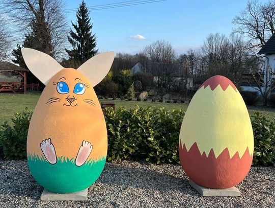 Świąteczny klimat w Raszowej. Kolorowe jaja ozdobiły miejscowość
