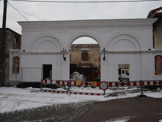 Renowacja monumentalnej bramy w Strzelcach Opolskich na finiszu. Jak się prezentuje?