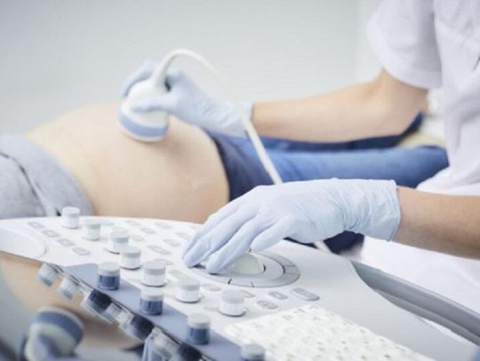 Rezerwa jajnikowa a wiek kobiety – jak się zmienia i jak ją zbadać?