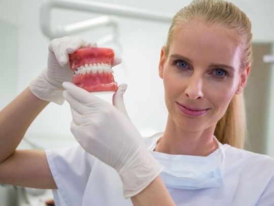Rodzaje protez zębowych i jak o nie dbać?