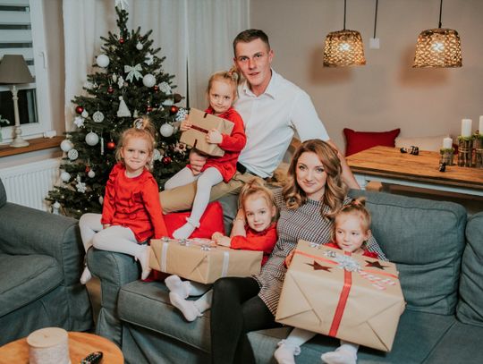 Rodzina to najpiękniejszy prezent. Czworaczki z rodzicami na okładce Strzelca Opolskiego. ZDJĘCIA