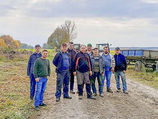 Rolnicy z Żędowic zakasali rękawy i odnowili drogę. Teraz będzie równo