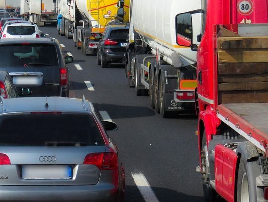 Rośnie zator na trasie A4 pod Strzelcami Opolskimi. "Zachowajcie ostrożność"