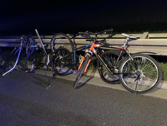 Rowery spadły z dachu auta na A4. Skończyło się zderzeniem trzech pojazdów