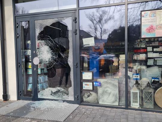 Rozbite drzwi sklepu Tedi w Strzelcach Opolskich. Policjanci poszukują sprawcy