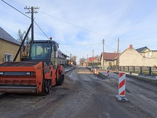 Rozkopana droga, zdenerwowani mieszkańcy. Powód? Wykonawca przerwał prace w Lichyni 