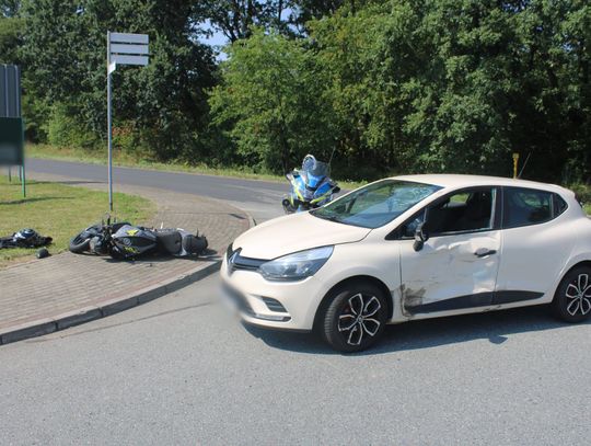 Wyprzedzał przed skrzyżowaniem i uderzył w osobówkę. Motocyklista słono ukarany