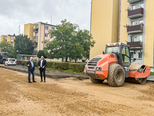 Trwają prace na ul. Opolskiej w Zawadzkiem. Będzie nowa przestrzeń do parkowania