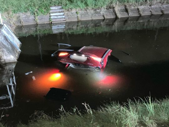 Samochód wjechał do zbiornika przy autostradzie. Kierowca był pod wpływem