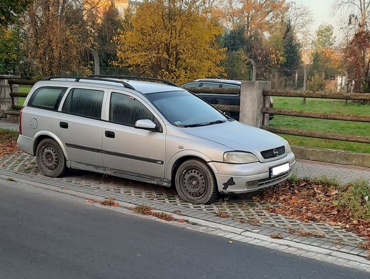 Samochody porzucone na ulicach Strzelec Opolskich. Kto za nie odpowiada?