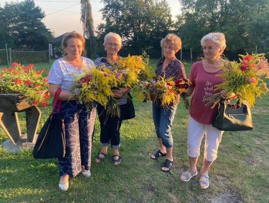 Aktywni seniorzy z Wysokiej. Byli na koncercie i warsztatach florystycznych