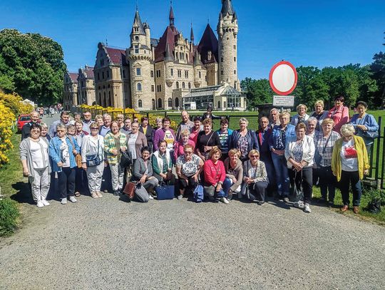 Seniorzy z gminy Izbicko czerpią radość z podróży i poznawania regionu