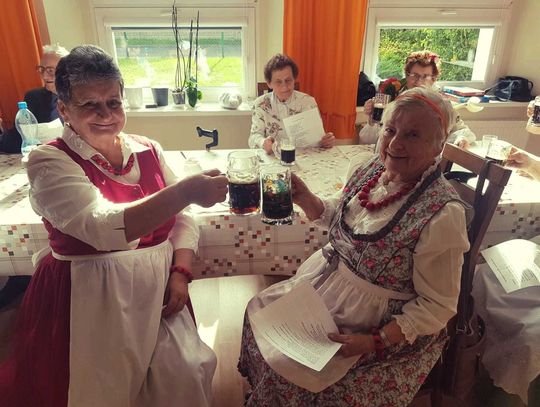 Seniorzy z gminy Ujazd bawili się w bawarskim klimacie