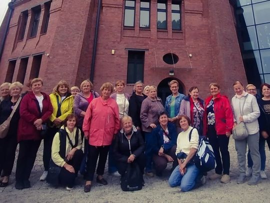 Seniorzy z gminy Ujazd na wycieczce. Odwiedzili park wodny i nie tylko