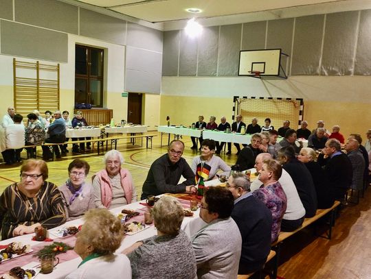 Seniorzy z Jaryszowa spotkali się przy wspólnym świątecznym stole